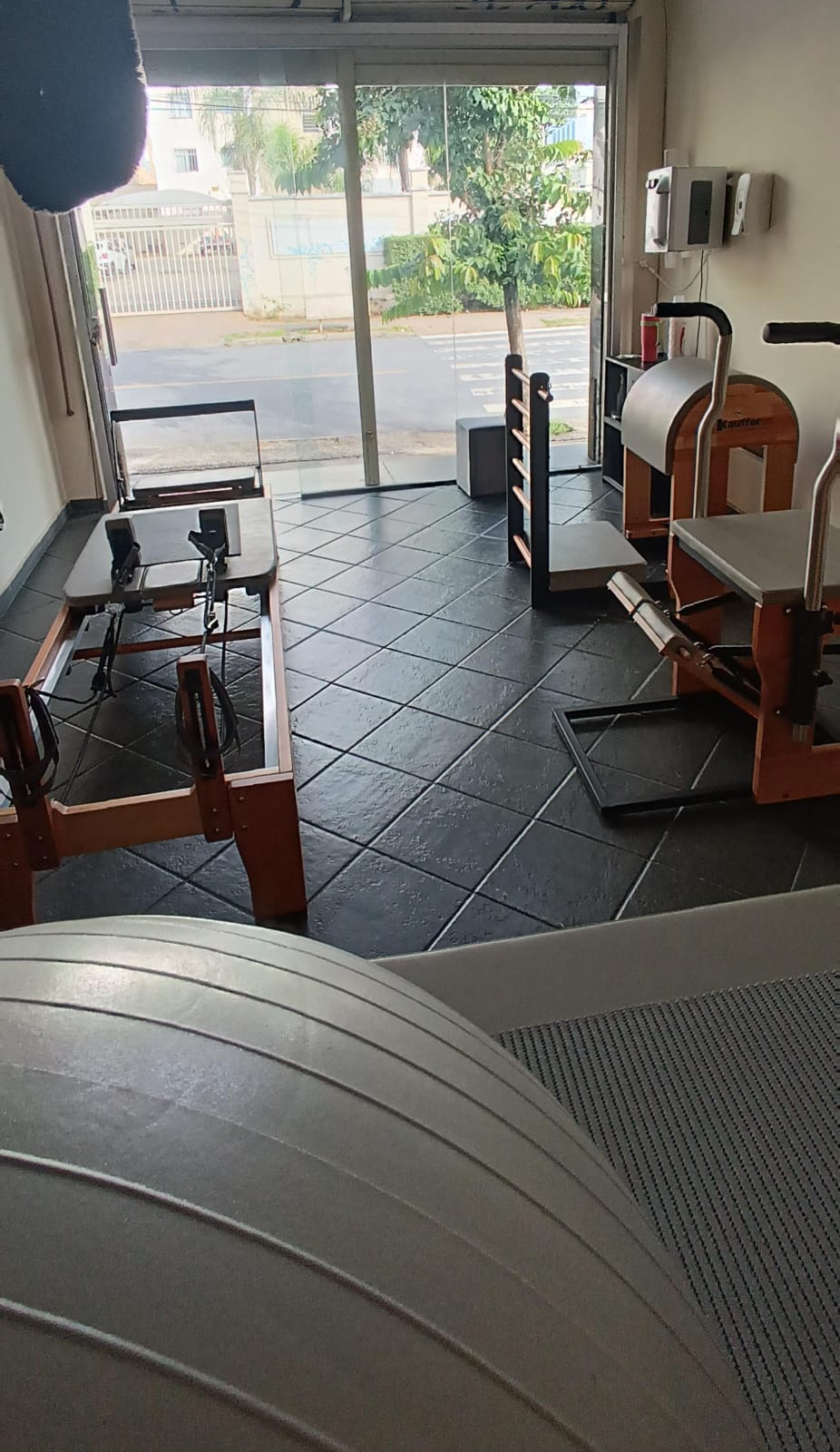 Profissional conduzindo atendimento de fisioterapia no estúdio do Itapoã