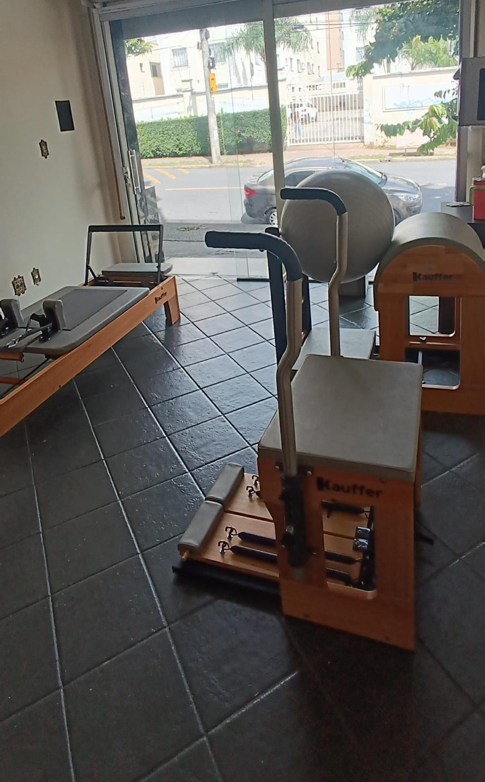 Estúdio de Pilates na Rua São Miguel, no Itapoã, com aparelhos de madeira e luz natural