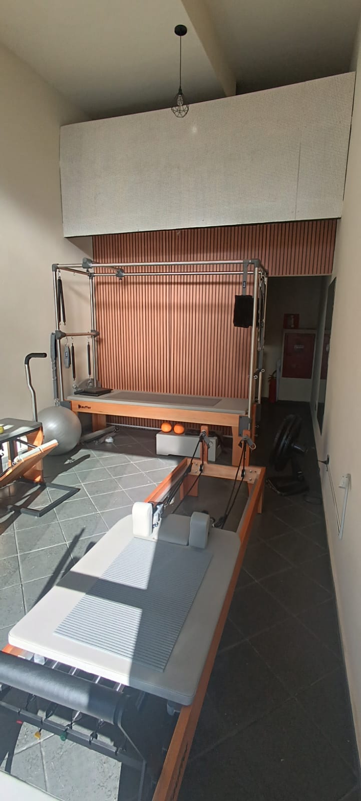 Aula de Pilates solo com foco em postura e mobilidade